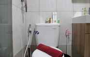 In-room Bathroom 4 Studio Room Strategic Apartment at Tamansari La Grande By Travelio