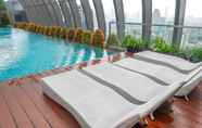 สระว่ายน้ำ 2 Comfy Style at 2BR L'Avenue Apartment By Travelio