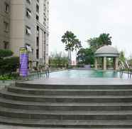 Kolam Renang 2 Modern 3BR Grand Palace Kemayoran Apartment By Travelio