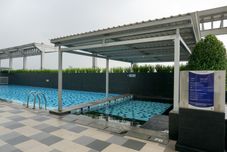 Kolam Renang Studio Cozy living at Cosmo Terrace Apartement By Travelio