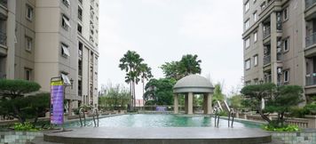 สระว่ายน้ำ 2 Luxury Design 3BR Apartment Grand Palace Kemayoran By Travelio