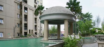 สระว่ายน้ำ 4 Luxury Design 3BR Apartment Grand Palace Kemayoran By Travelio