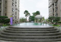 スイミングプール 2 3BR Apartment with City View at Grand Palace Kemayoran By Travelio