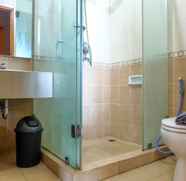 In-room Bathroom 4 Near Pondok Indah Mall 2BR Hampton's Park Apartment By Travelio