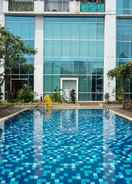 SWIMMING_POOL Studio Fabulous Ambassade Apartemen By Travelio