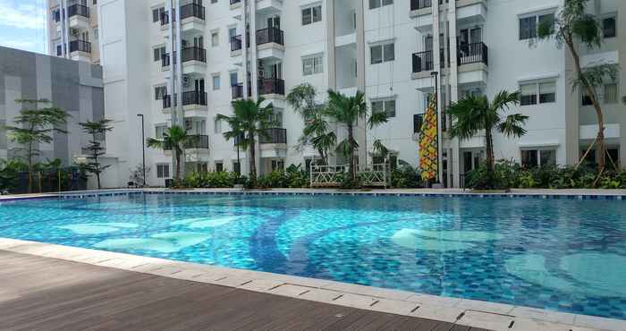 สระว่ายน้ำ Warm and Cozy 2BR Park Signature Grande Apartment By Travelio