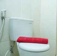 Toilet Kamar 5 2BR With Highest Value Apartment at M-Town Residence By Travelio