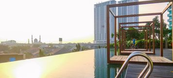 泳池 2 Studio Simple Apartment at Grand Kamala Lagoon By Travelio