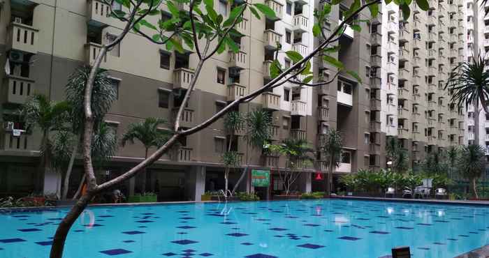 Kolam Renang 2BR Parquette Gateway Ahmad Yani Cicadas Apartment By Travelio