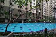 Kolam Renang 2BR Parquette Gateway Ahmad Yani Cicadas Apartment By Travelio