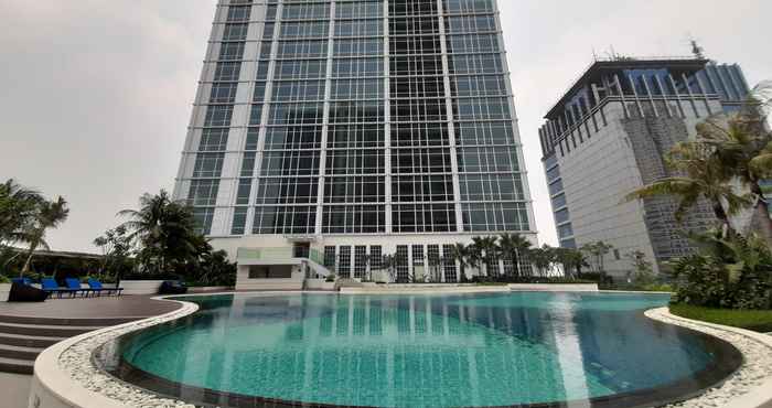 Swimming Pool Studio Cozy and Lovely Apartment At U Residence Karawaci By Travelio