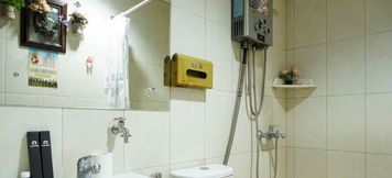 In-room Bathroom 4 3BR Luxurious and Elegant at Vittoria Apartment By Travelio