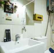 In-room Bathroom 4 3BR Luxurious and Elegant at Vittoria Apartment By Travelio