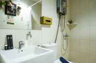 In-room Bathroom 3BR Luxurious and Elegant at Vittoria Apartment By Travelio