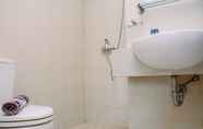 In-room Bathroom 5 Furnished & Spacious 2BR Maple Park Apartment By Travelio