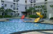 Kolam Renang 2 Furnished & Spacious 2BR Maple Park Apartment By Travelio