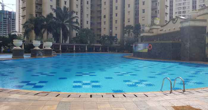 Swimming Pool 2BR Comfortable Apartment at Mediterania Palace Residence By Travelio