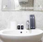 In-room Bathroom 3 3BR Deluxe & Cozy at Galeri Ciumbuleuit Apartment By Travelio