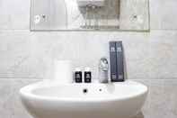 In-room Bathroom 3BR Deluxe & Cozy at Galeri Ciumbuleuit Apartment By Travelio