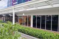 Lobby Homey 2BR Aparment at Green Pramuka near Mall By Travelio