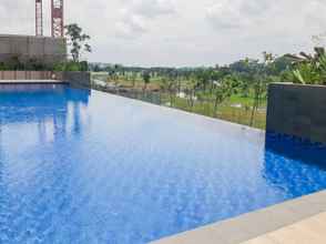 Swimming Pool 4 Comfy 1BR Apartment at Marigold Nava Park By Travelio