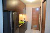 ห้องนอน 2BR Great Location Maple Park Apartment By Travelio