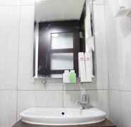 In-room Bathroom 5 Studio Bright Apartment at Tamansari La Grande By Travelio