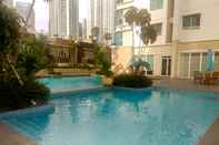 Kolam Renang 2BR Springhill Terrace Residences By Travelio