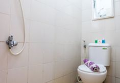 Toilet Kamar 5 2BR Relaxing Simply Pancoran Riverside Apartment By Travelio