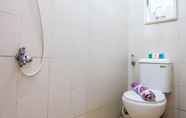 Toilet Kamar 5 2BR Relaxing Simply Pancoran Riverside Apartment By Travelio