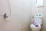 Toilet Kamar 2BR Relaxing Simply Pancoran Riverside Apartment By Travelio