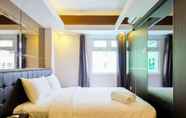 Kamar Tidur 6 Studio Spacious Room at Green Pramuka Apartment By Travelio