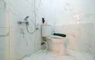 In-room Bathroom 5 Studio Spacious Room at Green Pramuka Apartment By Travelio