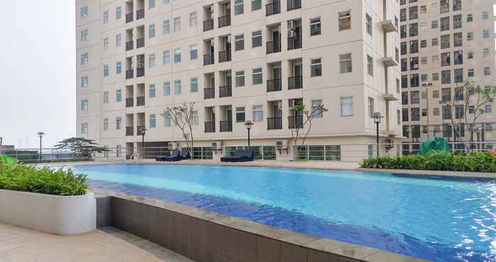 Kolam Renang 2BR Homey Ayodhya Residence Apartment By Travelio