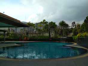 Swimming Pool 4 ﻿Spacious Studio Room Apartment at Grand Setiabudi By Travelio