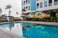 Kolam Renang Cozy Studio Grand Dhika City Apartment By Travelio