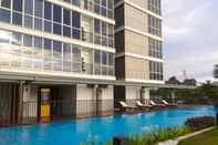 Kolam Renang 1BR New Furnished Lexington Apartment By Travelio