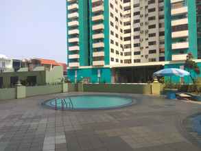 Kolam Renang 4 New Furnished Room at 1BR Rajawali Apartment By Travelio