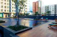สระว่ายน้ำ Simply Spacious 1BR at Green Bay Condominium Apartment By Travelio