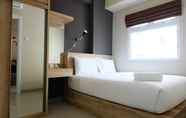 Bilik Tidur 6 2BR Modern and Bright Green Pramuka Apartment By Travelio