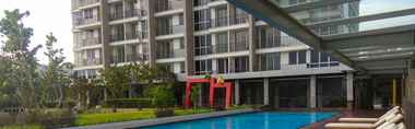 Swimming Pool 2 1BR Comfy and Modern at Lexington Apartment By Travelion