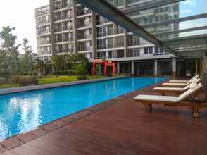 Swimming Pool 4 1BR Comfy and Modern at Lexington Apartment By Travelion