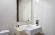 Toilet Kamar 7 Studio Exclusive Puri Mansion Apartment By Travelio