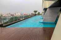 Kolam Renang Simply Minimalist Studio Menteng Park Apartment By Travelio