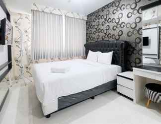 Kamar Tidur 2 1BR Monochrome at Lexington Apartment By Travelio