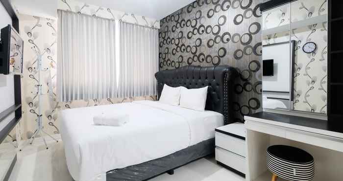 Bedroom 1BR Monochrome at Lexington Apartment By Travelio