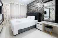 Bedroom 1BR Monochrome at Lexington Apartment By Travelio