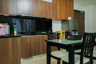 Kamar Tidur 2BR L'Avenue Apartment With Study Room By Travelio