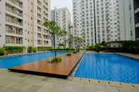 สระว่ายน้ำ Best 2BR The Oak Gading Icon Apartement near Kelapa Gading By Travelio