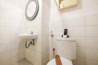 Toilet Kamar Simply 2BR Kebagusan City Apartment By Travelio